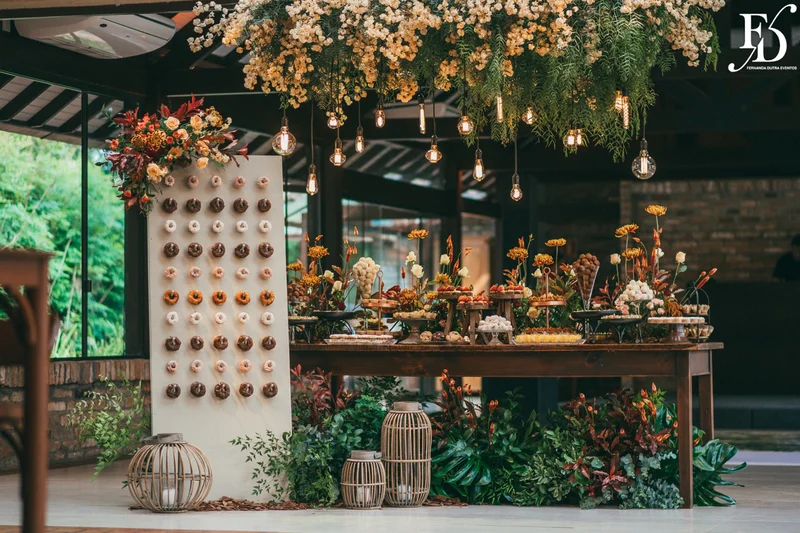 casamento realizado no alto da capela em porto alegre por life eventos especiais com cerimônia ao ar livre decoração despojada em tons terrosos e uma parede de donuts para a alegria dos convidados