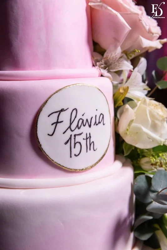 Bolo de 15 anos e ambientação floral da festa de Flávia Fochesato na Associação Leopoldina Juvenil