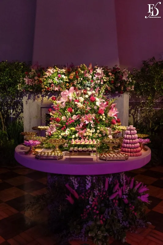 Mesa de doces com flores na festa de 15 anos de Flávia Fochesato no Salão Imperatriz