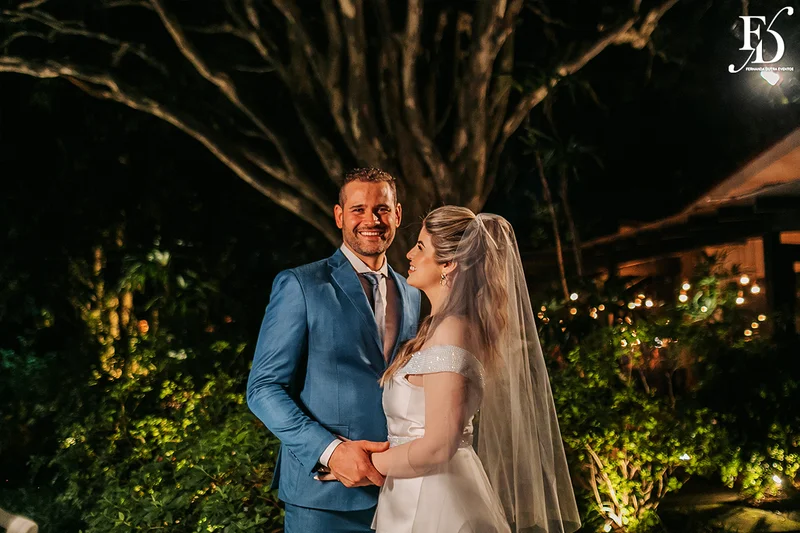 casamento mini-wedding da influencer bruna startt realizado no le bistrot gourmet em porto alegre com decoração com muitas velas flores brancas e muito verde por life eventos especiais