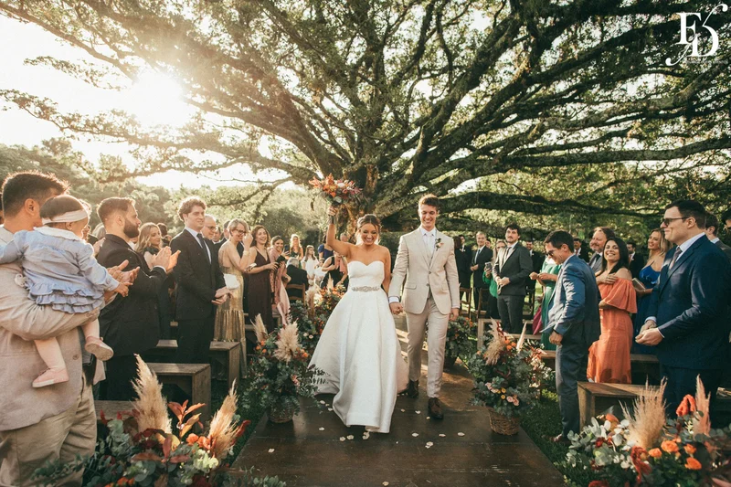 casamento realizado no alto da capela em porto alegre por life eventos especiais com cerimônia ao ar livre decoração despojada em tons terrosos e uma parede de donuts para a alegria dos convidados