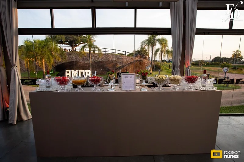 casamento destination wedding no Espaço Paraíso em Porto Alegre Alvorada Viamão noivo americano e noiva brasileira equipe bilingue de cerimonial evento com decoração romântida elegante e sofisticada em tons de rosa