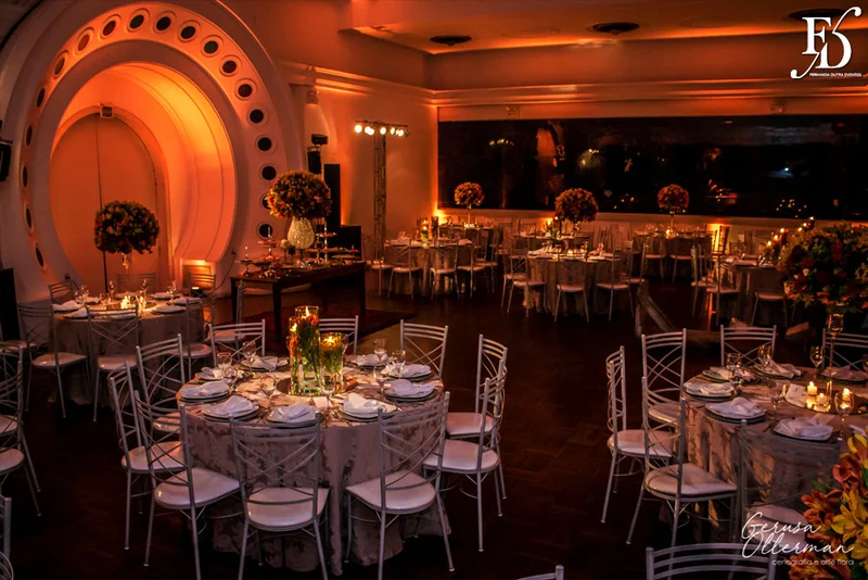 formatura tripla em direito pela fmp fundação do ministério público realizada no salão cristal do clube do comércio em porto alegre com decoração elegante clássica sofisticada em tons terrosos por life eventos especiais cerimonialista em porto alegre