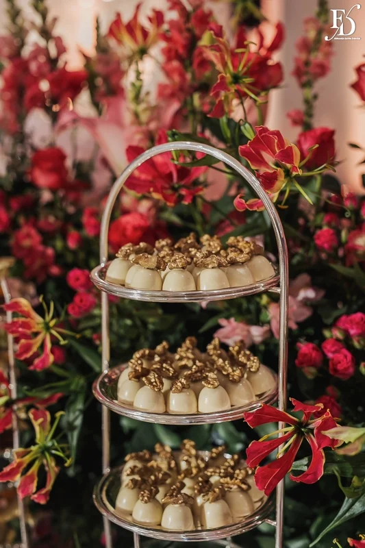 mesa de doces festa de 15 anos na praça dos fundadores do grêmio náutico união GNU