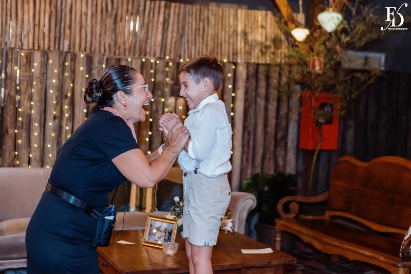 casamento mini-wedding realizado no lá nos fundos em porto alegre restaurante puppi baggio com decoração boho minimalista em verde e branco festa animada e descontraída com cerimonial de life eventos especiais cerimonialista de casamento em porto alegre 