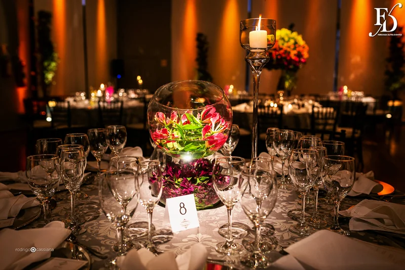 casamento com cerimônia na igreja santa teresinha do menino jesus na rua ramiro barcelos em porto alegre e recepção e festa na casa vetro com decoração moderna contemporânea sofisticada luxuosa em tons de cinza prata e flores coloridas na paleta de tons terrosos por life eventos especiais cerimonialista de casamento em porto alegre