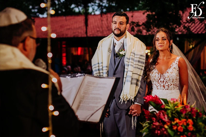 casamento judaico realizado no sítio da figueira em porto alegre com decoração exuberante botânica tropical festa linda com passarela de espelho cerimônia de casamento ao ar livre por life eventos especiais cerimonialista em porto alegre organização de casamentos cerimonia ao ar livre