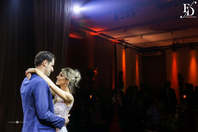 casamento com cerimônia na igreja santa teresinha do menino jesus na rua ramiro barcelos em porto alegre e recepção e festa na casa vetro com decoração moderna contemporânea sofisticada luxuosa em tons de cinza prata e flores coloridas na paleta de tons terrosos por life eventos especiais cerimonialista de casamento em porto alegre