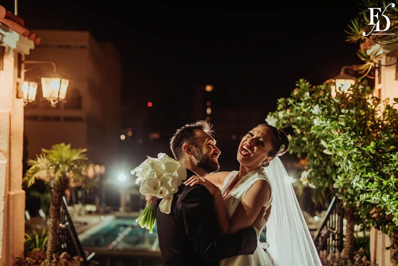 casamento com cerimônia e recepção realizados no salão imperatriz da associação leopoldina juvenil em porto alegre com decoração clássica em verde branco e prato por life eventos especiais assessoria de eventos em porto alegre