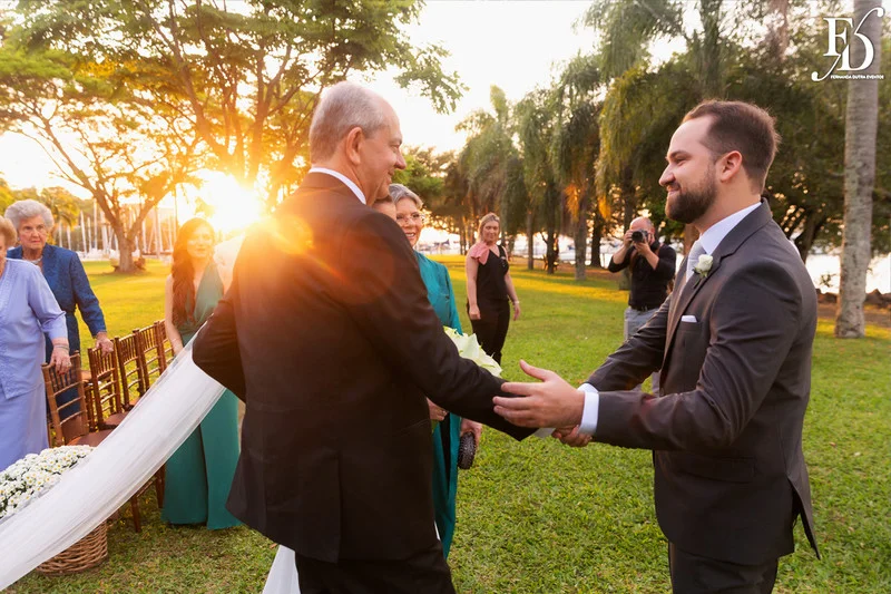 casamento a beira do rio guaiba em porto alegre no clube veleiros do sul com decoração botânica greenery sofisticada moderna e elegante por life eventos especiais assessoria e cerimonial de casamento em porto alegre casamentos de luxo