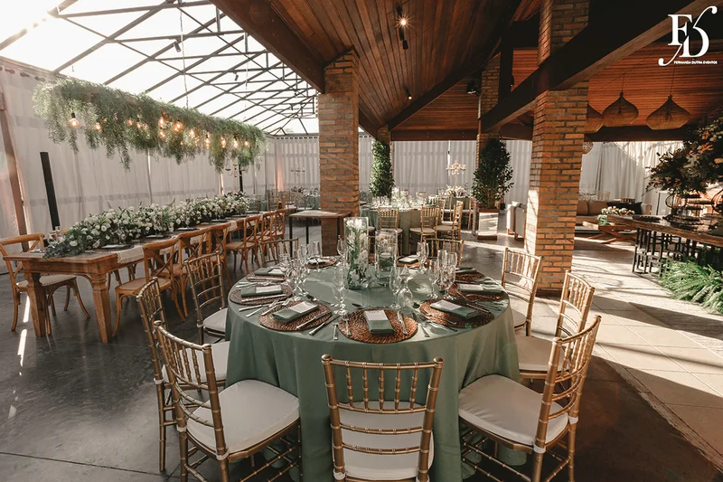 decoração casamento no espaço paraíso mesa de convidados com toalha verde malva