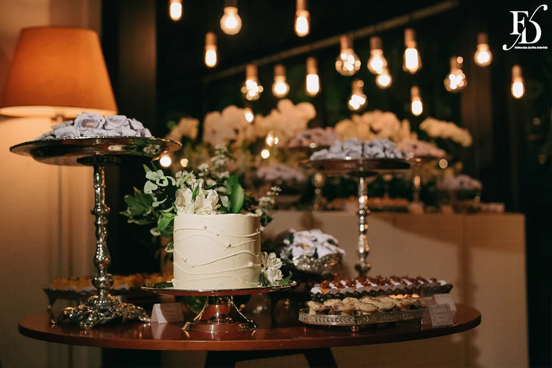 casamento no le bistrot em porto alegre organizado por life eventos especiais organizado por life eventos especiais com cerimônia no local e decoração clássica elegante e sofisticada em branco verde e prata com planejamento organização e execução de life eventos especias em porto alegre