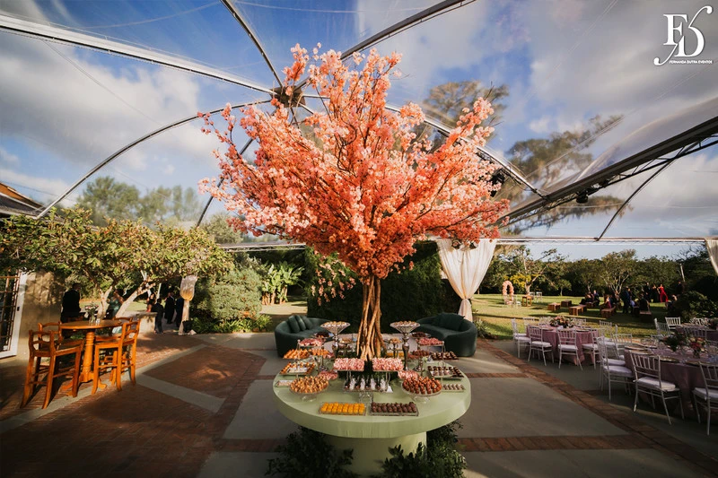 casamento realizado na alameda figueira em cachoeirinha com decoração romântica e delicada em tons de rosa e verde com bouganvilles por life eventos especiais assessoria e cerimonial de casamentos em porto alegre mesa de doces