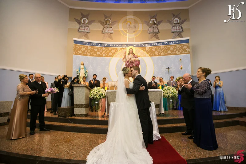 casamento com cerimônia na casa vetro em porto alegre e cerimônia na igreja cristo bom pastor com decoração clean clássica sofisticada e contemporânea em branco verde prataria e cristais por life eventos esepciais cerimonialista wedding planner em porto alegre