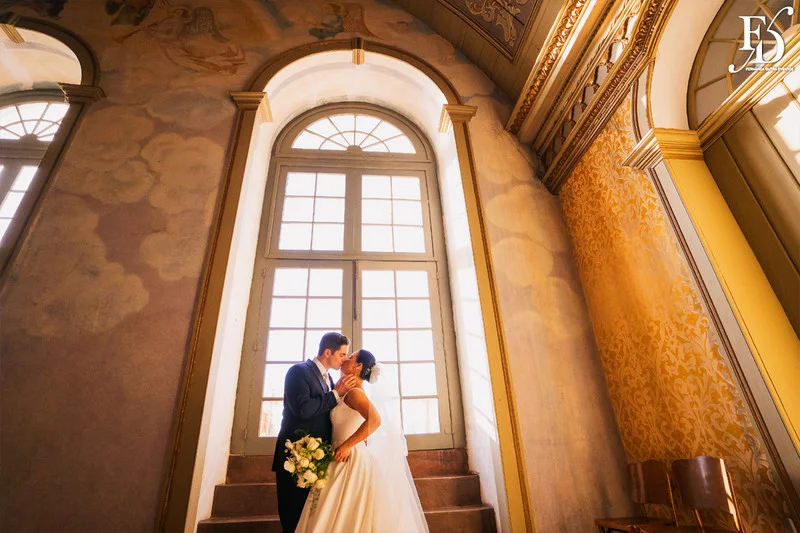 casamento com cerimônia realizada às 15h na Basílica Nossa Senhora das Dores em Porto Alegre e recepção no Alto da Capela. Coquetel na área externa embalado com jazz e por-do-sol, jantar formal, decoração exuberante e linda, em estilo botânico e muitas cores, luxuoso e lindo, por Life Eventos Especiais