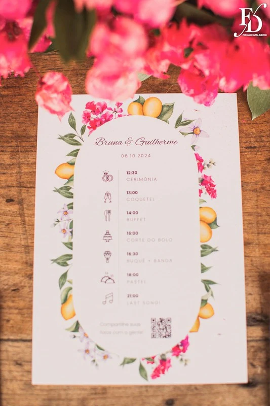 casamento diurno almoço de domingo em família no alto da capela decoração com limão siciliano nas mesas dos noivos com flores rosa pink