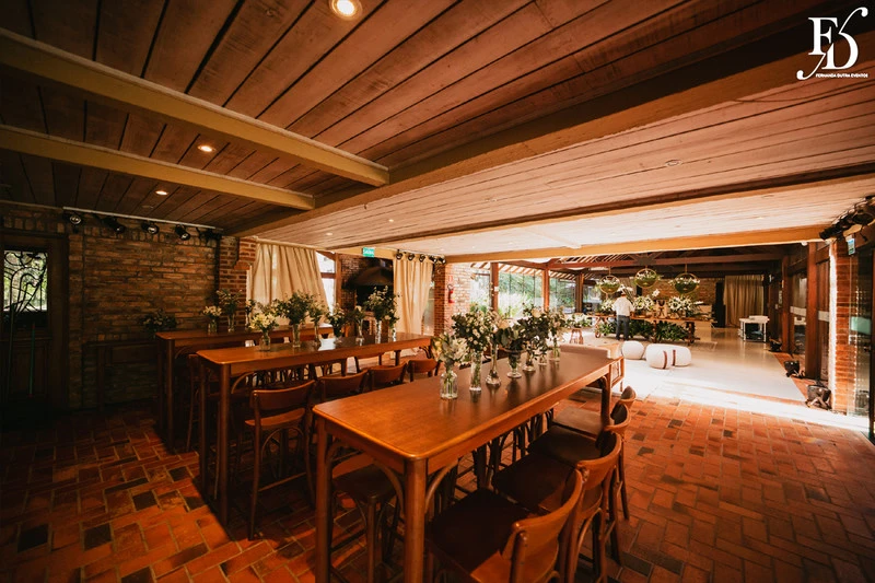 casamento diurno estilo europeu realizado no alto da capela em porto alegre no formato destination wedding com organizacao de life eventos especiais casamento de luxo em porto alegre com decoração luxuosa e clássica