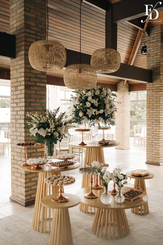 casamento espaço paraíso em porto alegre rústico chique sleeping beauties decoração clássica por life eventos especiais verde branco casamento cristão mesa de doces