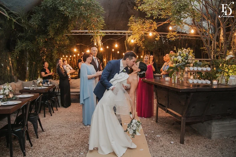 casamento mini-wedding no eat kitchen em novo hamburgo com decoração verde e branco estilo greenery cerimônia