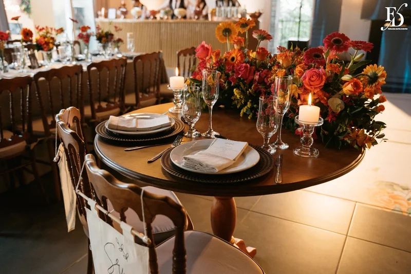 mesa dos noivos com cadeiras personalizadas com plaquinhas em casamento rústico.