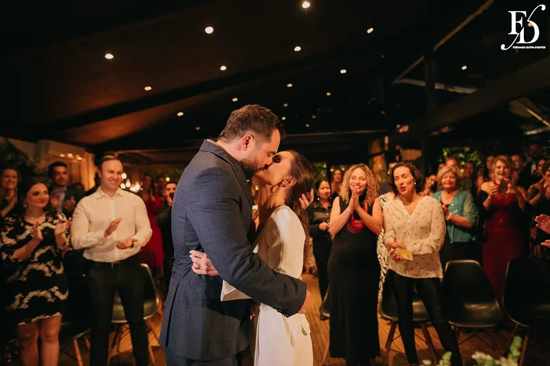 casamento no le bistrot em porto alegre organizado por life eventos especiais organizado por life eventos especiais com cerimônia no local e decoração clássica elegante e sofisticada em branco verde e prata com planejamento organização e execução de life eventos especias em porto alegre