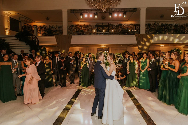 casamento destination wedding no hotel ritta hoppner em gramado com decoração clássica, elegante e botânica em tons de branco verde e fendi por life eventos especiais