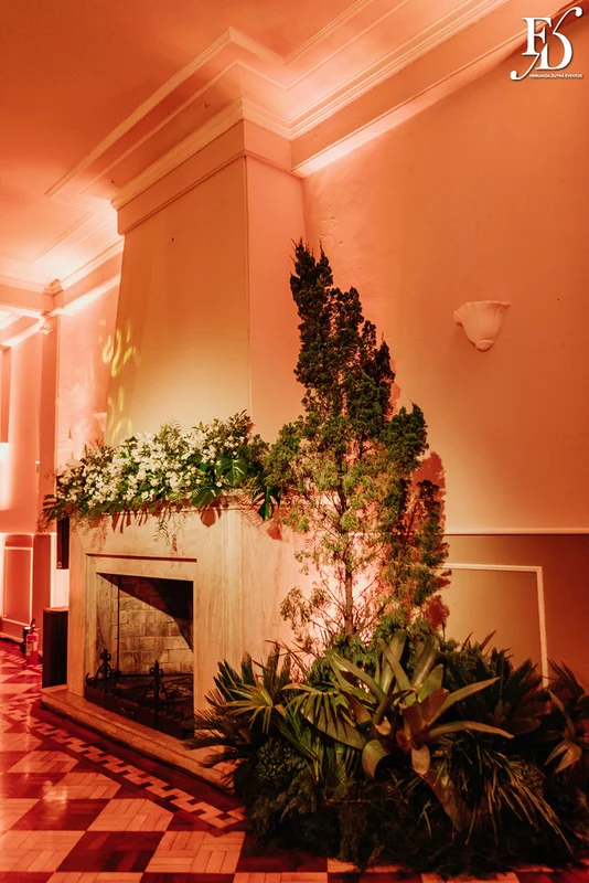 casamento com cerimônia e recepção realizados no salão imperatriz da associação leopoldina juvenil em porto alegre com decoração clássica em verde branco e prato por life eventos especiais assessoria de eventos em porto alegre