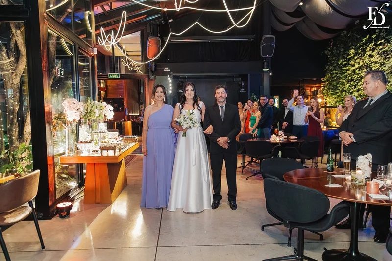 Entrada da noiva com vestido princesa acompanhada pelos pais no Dry Moments Porto Alegre