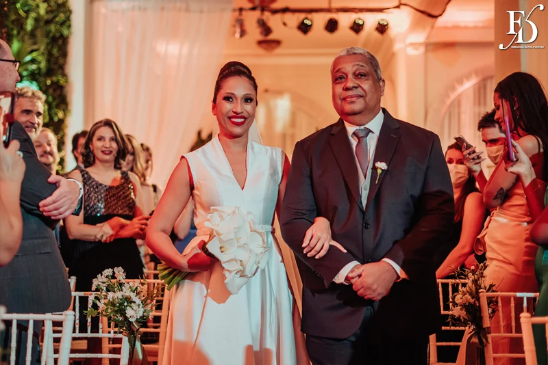 casamento com cerimônia e recepção realizados no salão imperatriz da associação leopoldina juvenil em porto alegre com decoração clássica em verde branco e prato por life eventos especiais assessoria de eventos em porto alegre