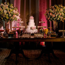 O casamento de Quelen e Márcio foi uma celebração inesquecível, com cerimônia realizada na Igreja São José La Salle, em Canoas, seguida de uma recepção encantadora no Qoppa Restaurante, localizado na Unilasalle. A decoração clássica, elegante e sofisticada, projetada pela Life Eventos Especiais, trouxe um toque especial ao grande dia, tornando cada detalhe uma expressão de amor e beleza.