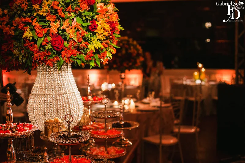 formatura tripla em direito pela fmp fundação do ministério público realizada no salão cristal do clube do comércio em porto alegre com decoração elegante clássica sofisticada em tons terrosos por life eventos especiais cerimonialista em porto alegre