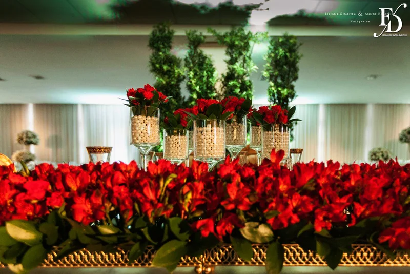 casamento com cerimônia na basílica nossa senhora das dores em porto alegre e festa e recepção no salão hannover da sogipa com decoração clássica elegante e sofisticada em dourado, branco e vermelho, com detalhe em pérolas por life eventos especiais empresa especializada na organização de casamentos em porto alegre