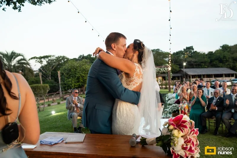 casamento destination wedding no Espaço Paraíso em Porto Alegre Alvorada Viamão noivo americano e noiva brasileira equipe bilingue de cerimonial evento com decoração romântida elegante e sofisticada em tons de rosa