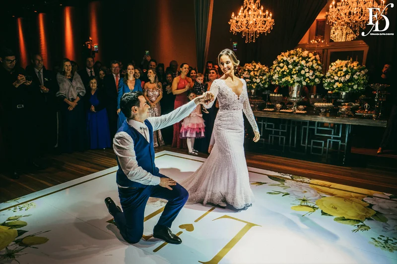 casamento na igreja nossa senhora do mont'serrat em porto alegre e festa de casamento na casa vetro em porto alegre com decoração sofisticada e luxuosa estilo clássico em dourado branco e amarelo por life eventos especiais cerimonialista de casamento em porto alegre