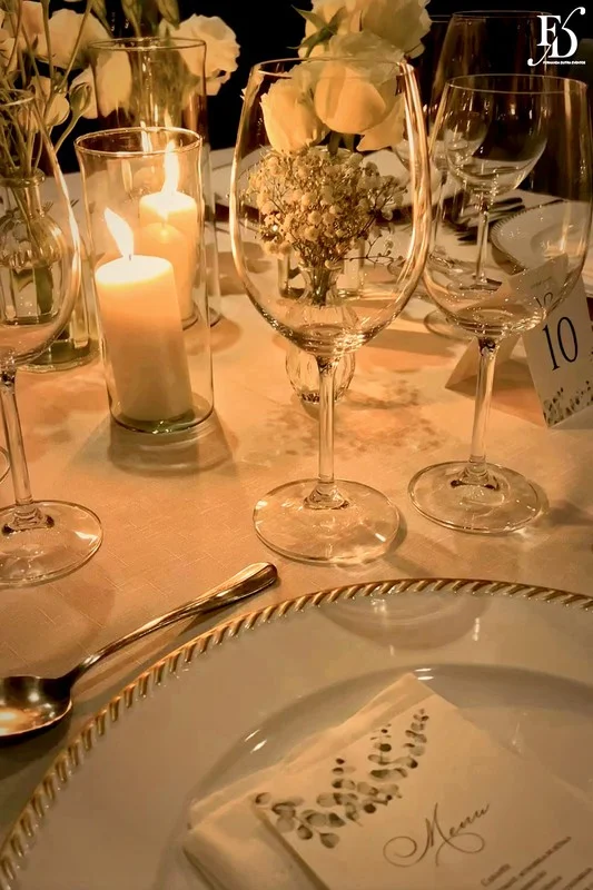 Casamento no Le Bistrot Gourmet em Porto Alegre, com decoração clássica, iluminação intimista e um projeto cheio de sofisticação com stylling europeu. Mesas com toalhas brancas, detalhes dourados, flores brancas.