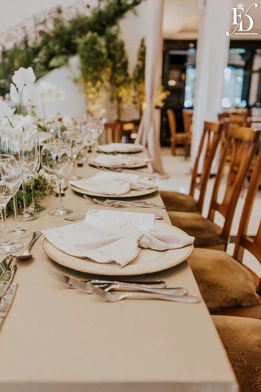 casamento destination wedding no hotel ritta hoppner em gramado com decoração clássica, elegante e botânica em tons de branco verde e fendi por life eventos especiais mesa dos noivos
