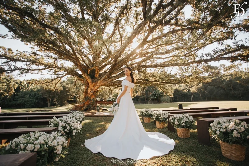 casamento elegante e sofisticado no alto da capela em porto alegre com decoração botânica greenery em verde e branco por life eventos especiais