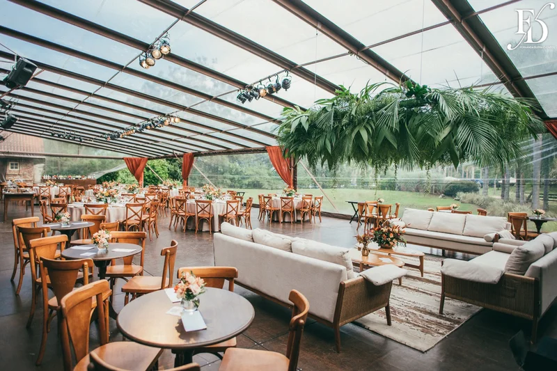 casamento realizado no alto da capela em porto alegre por life eventos especiais com cerimônia ao ar livre decoração despojada em tons terrosos e uma parede de donuts para a alegria dos convidados