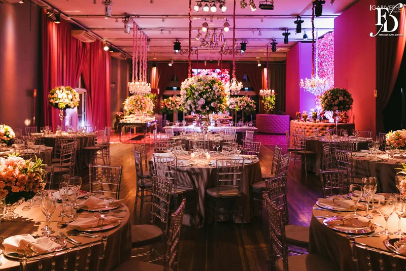 casamento com cerimônia na basílica nossa senhora das dores em porto alegre e festa na casa vetro com decoração luxuosa sofisticada exuberante em tons de rosa com parede de flores com organização projeto e cerimonial de life eventos especiais cerimonialista de casamentos em porto alegre
