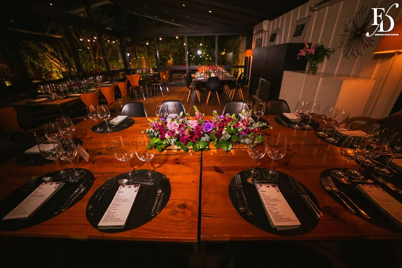 casamento realizado na igreja são pedro em porto alegre e recepção no le bistrot gourmet com decoração colorida e vibrante em rosa pink roxo e lilás