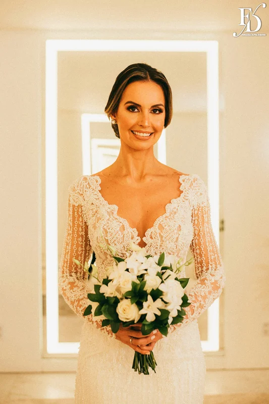 casamento na igreja nossa senhora do mont'serrat em porto alegre e festa de casamento na casa vetro em porto alegre com decoração sofisticada e luxuosa estilo clássico em dourado branco e amarelo por life eventos especiais cerimonialista de casamento em porto alegre