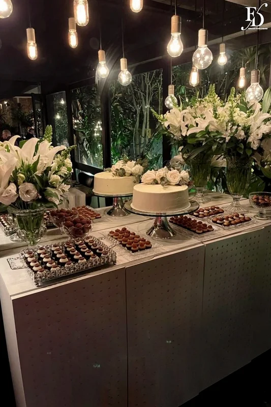 casamento com cerimônia na igreja sagrado coração de jesus em porto alegre e recepção elegante e intimista no le bistrot gourmet com decoração em verde, branco e prata