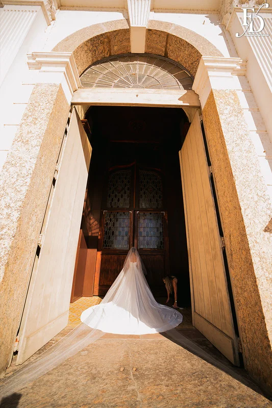 casamento com cerimônia realizada às 15h na Basílica Nossa Senhora das Dores em Porto Alegre e recepção no Alto da Capela. Coquetel na área externa embalado com jazz e por-do-sol, jantar formal, decoração exuberante e linda, em estilo botânico e muitas cores, luxuoso e lindo, por Life Eventos Especiais