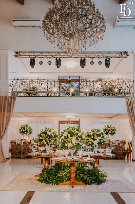 casamento destination wedding no hotel ritta hoppner em gramado com decoração clássica, elegante e botânica em tons de branco verde e fendi por life eventos especiais 