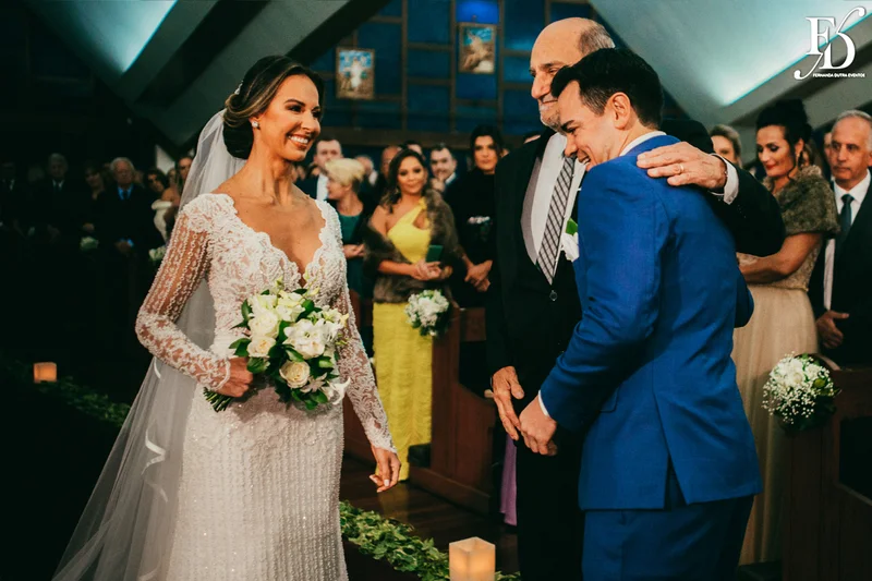 casamento na igreja nossa senhora do mont'serrat em porto alegre e festa de casamento na casa vetro em porto alegre com decoração sofisticada e luxuosa estilo clássico em dourado branco e amarelo por life eventos especiais cerimonialista de casamento em porto alegre