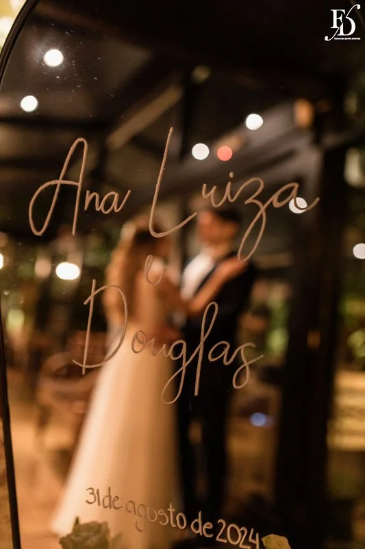 Casamento no Le Bistrot Gourmet em Porto Alegre, com decoração clássica, iluminação intimista e um projeto cheio de sofisticação com stylling europeu. Mesas com toalhas brancas, detalhes dourados, flores brancas.