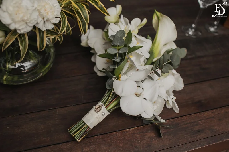 casamento mini-wedding no eat kitchen em novo hamburgo com decoração verde e branco estilo greenery cerimônia bouquet da noiva