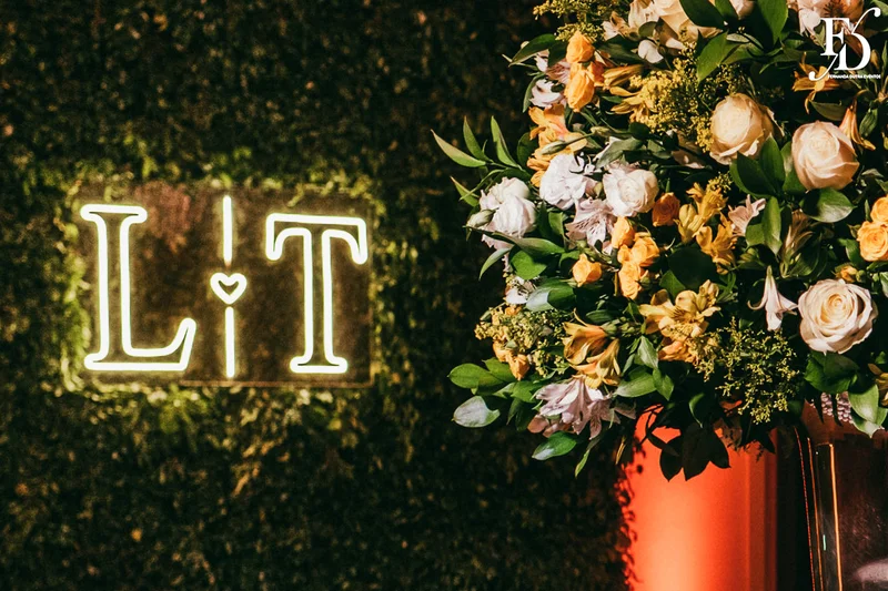 casamento na igreja nossa senhora do mont'serrat em porto alegre e festa de casamento na casa vetro em porto alegre com decoração sofisticada e luxuosa estilo clássico em dourado branco e amarelo por life eventos especiais cerimonialista de casamento em porto alegre