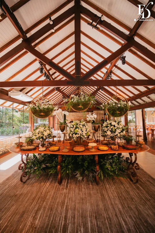 casamento diurno estilo europeu realizado no alto da capela em porto alegre no formato destination wedding com organizacao de life eventos especiais casamento de luxo em porto alegre com decoração luxuosa e clássica