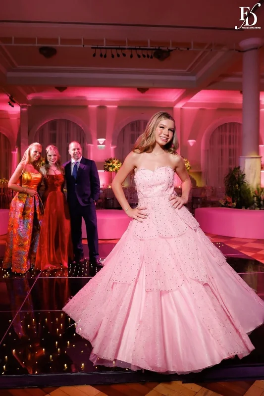 Flávia Fochesato com vestido rosa em sua festa de 15 anos no Salão Imperatriz, em Porto Alegre